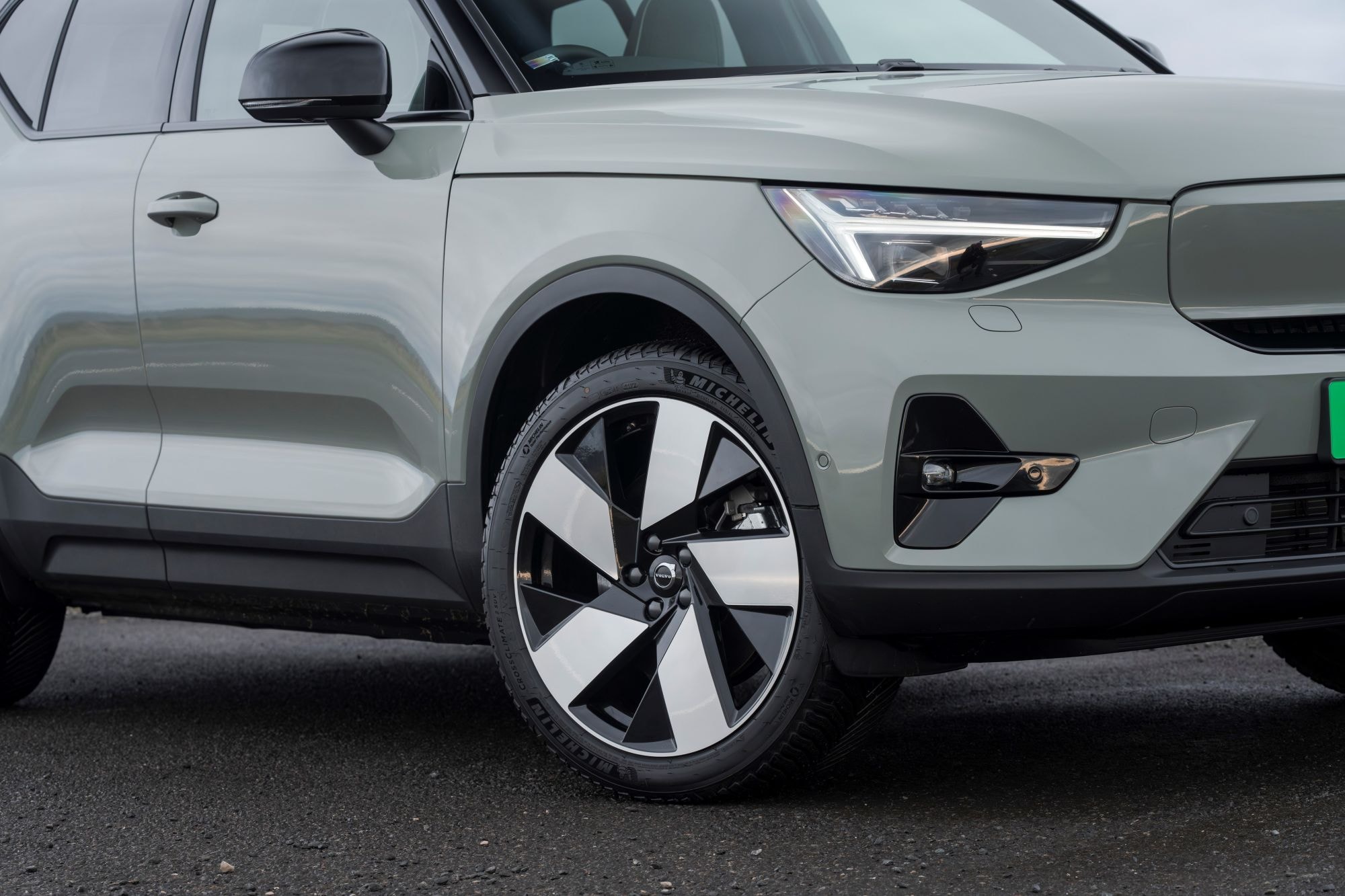 Vista del neumático y llanta del Volvo XC40, luciendo moderno y deportivo.