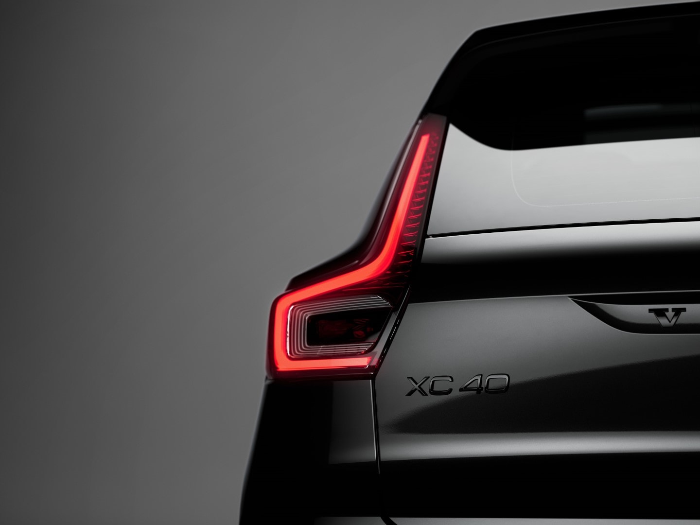 Perspectiva trasera del Volvo XC40, mostrando su elegante diseño.