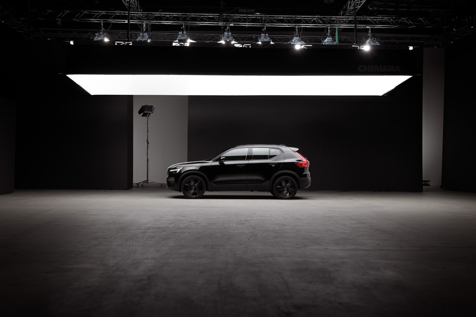 Perspectiva trasera del XC40, con detalles en su iluminación distintiva.