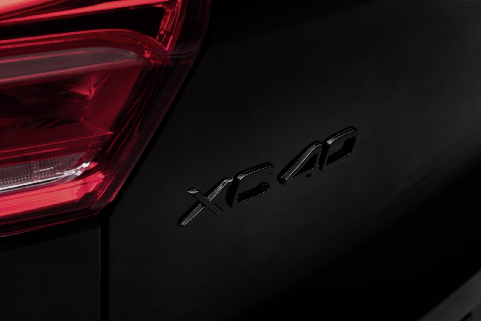 Vista clara de la parte trasera, resaltando el emblema XC40.