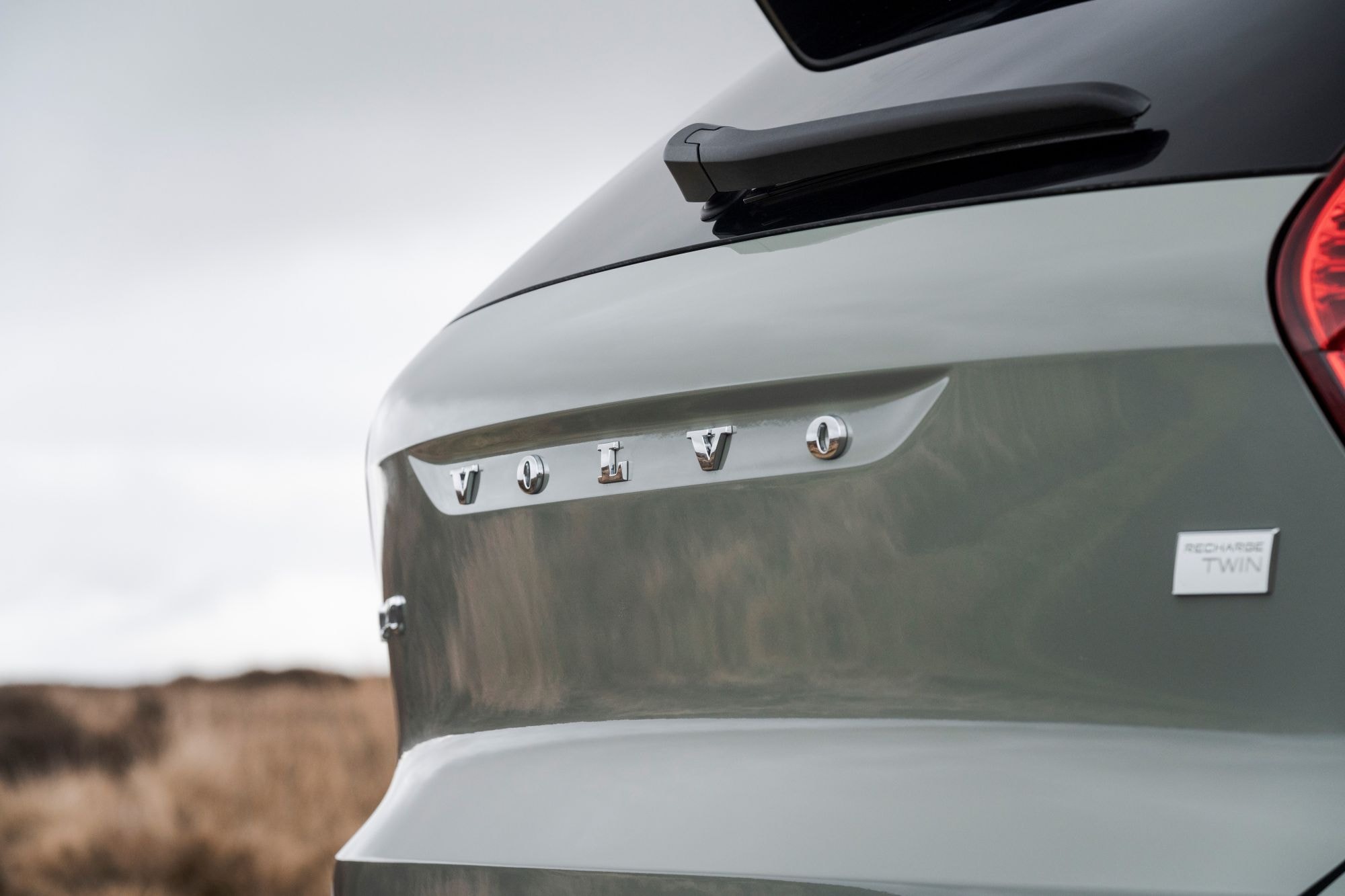 Vista trasera del Volvo XC40, destacando su diseño estilizado.