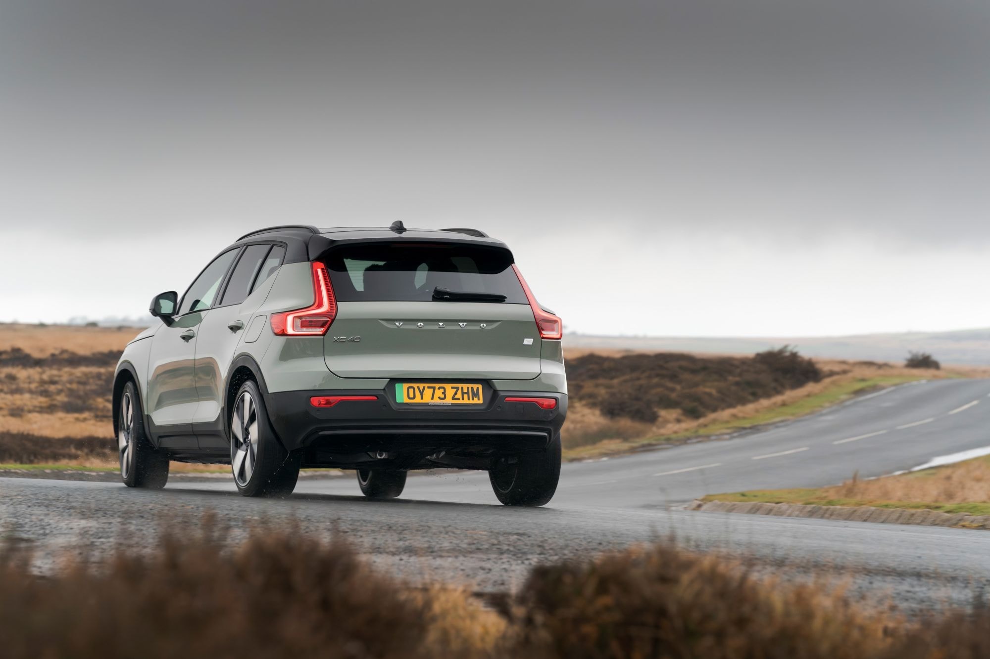 Vista trasera del Volvo XC40 mostrando su diseño distintivo en una calle con arquitectura industrial.
