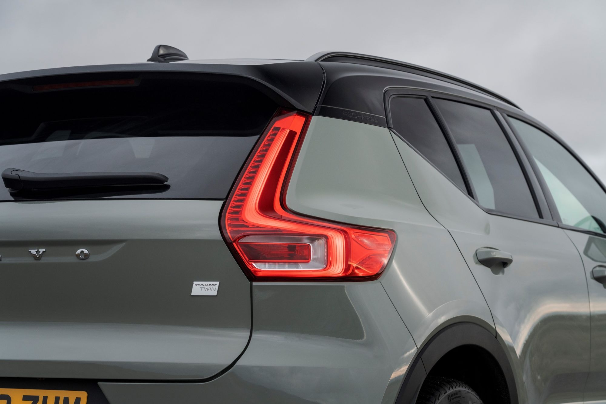Vista lateral y trasera del Volvo XC40, destacando su diseño moderno.