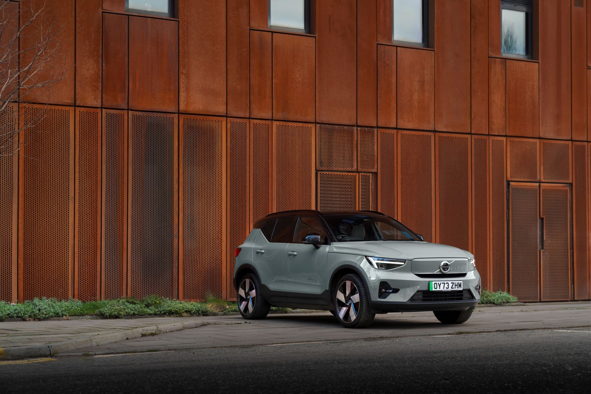 Vista trasera del Volvo XC40 al atardecer, mostrando sus líneas deportivas y moderna estética.