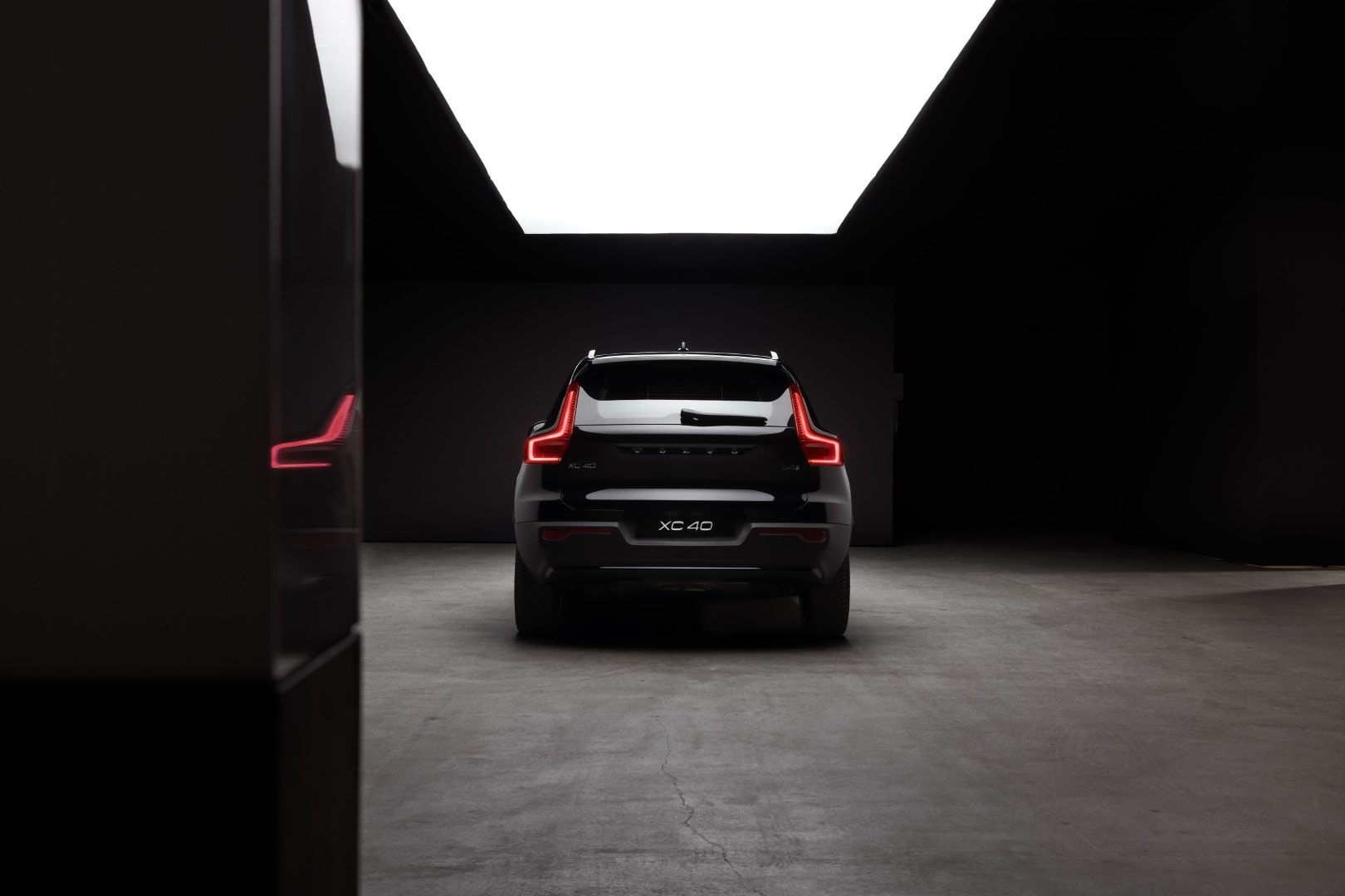 Imagen de la parte trasera del Volvo XC40, destacando su estilo moderno.