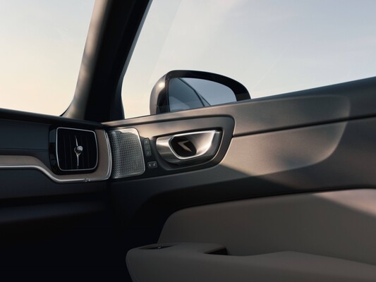 Vista interior del Volvo XC60 Híbrido, mostrando su diseño elegante. Vista interior del Volvo XC60 Híbrido, mostrando su diseño elegante.