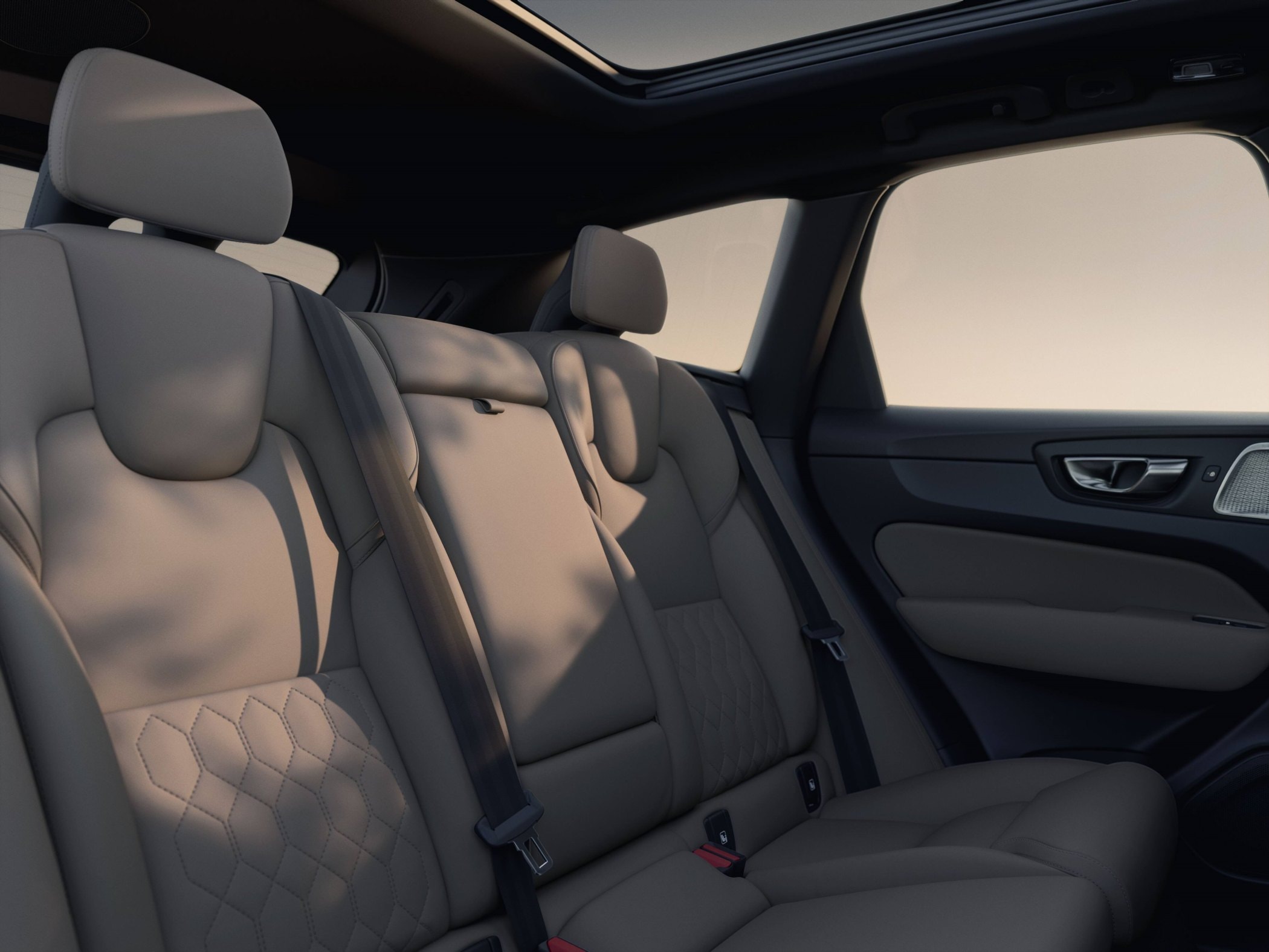 Otro ángulo de la puerta del Volvo XC60 Híbrido, enfatizando su diseño ergonómico.