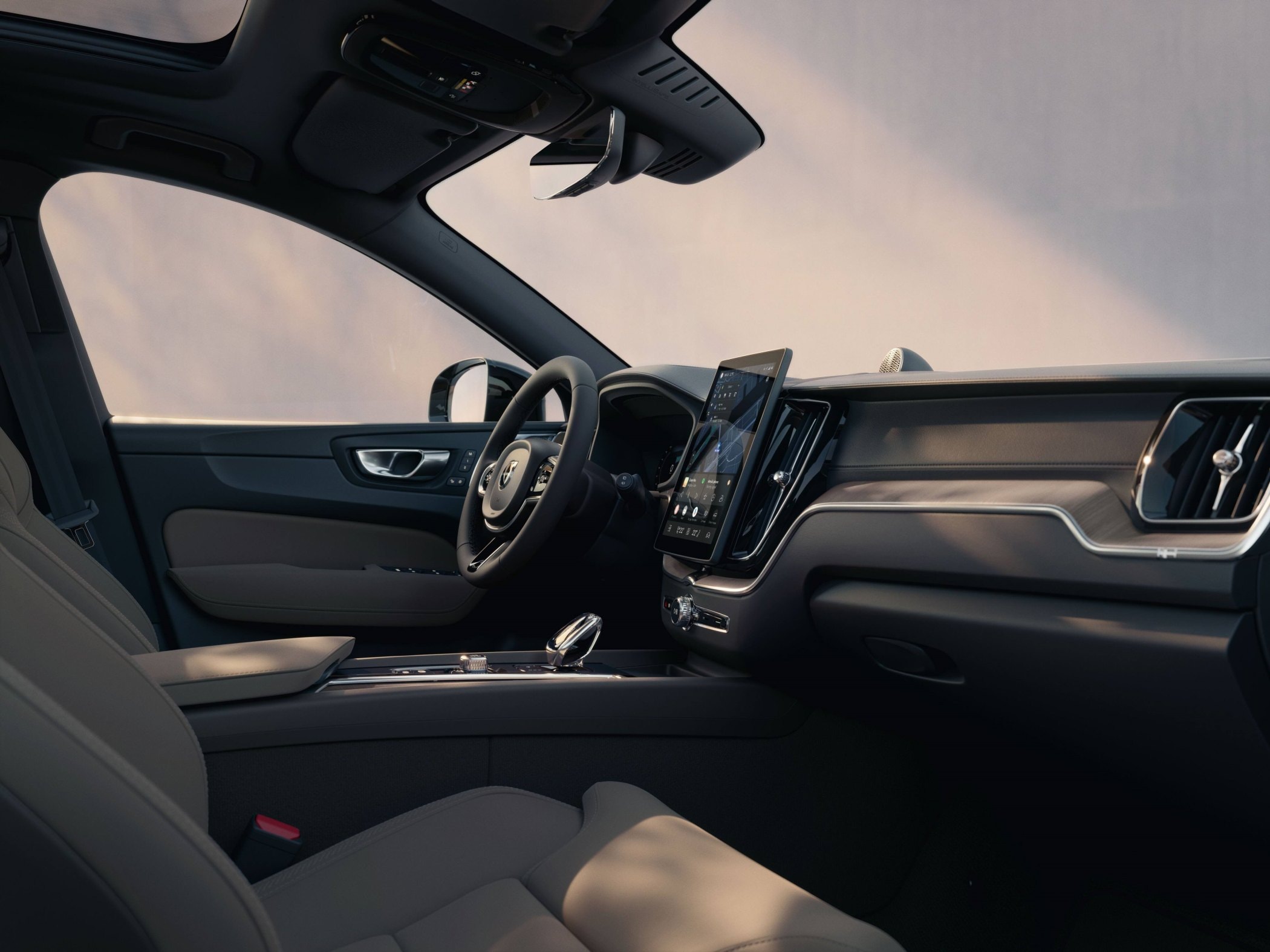 Vista del asiento trasero del Volvo XC60 Híbrido, que ofrece confort a los pasajeros.