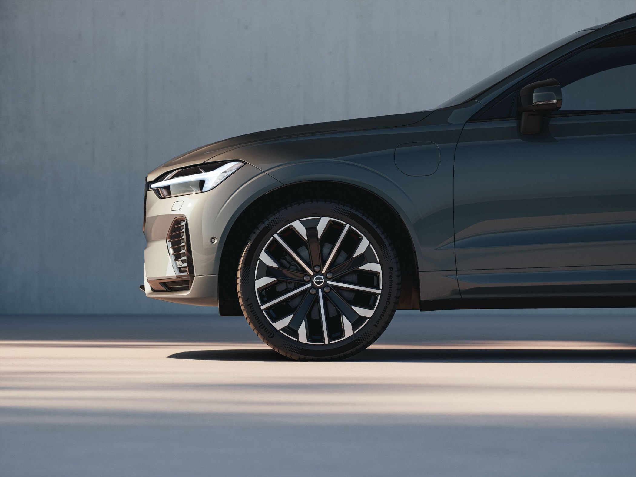 Vista trasera del Volvo XC60 Híbrido, con líneas elegantes.