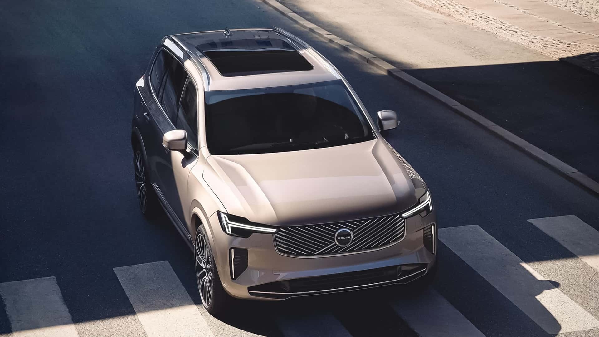 Volvo XC90 Híbrido circulando por la carretera, mostrando su potencia.