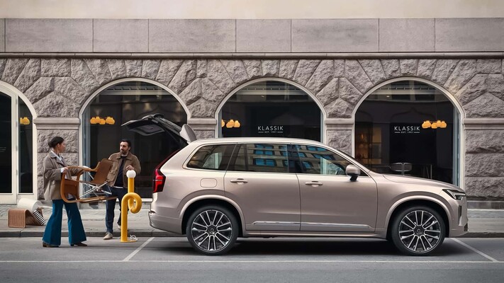 Vista lateral del nuevo Volvo XC90, mostrando su elegancia y confort. Vista lateral del nuevo Volvo XC90, mostrando su elegancia y confort.