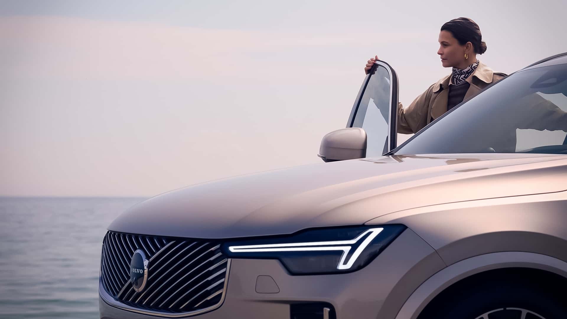 Perspectiva trasera del Volvo XC90, resaltando su diseño moderno y sofisticado.