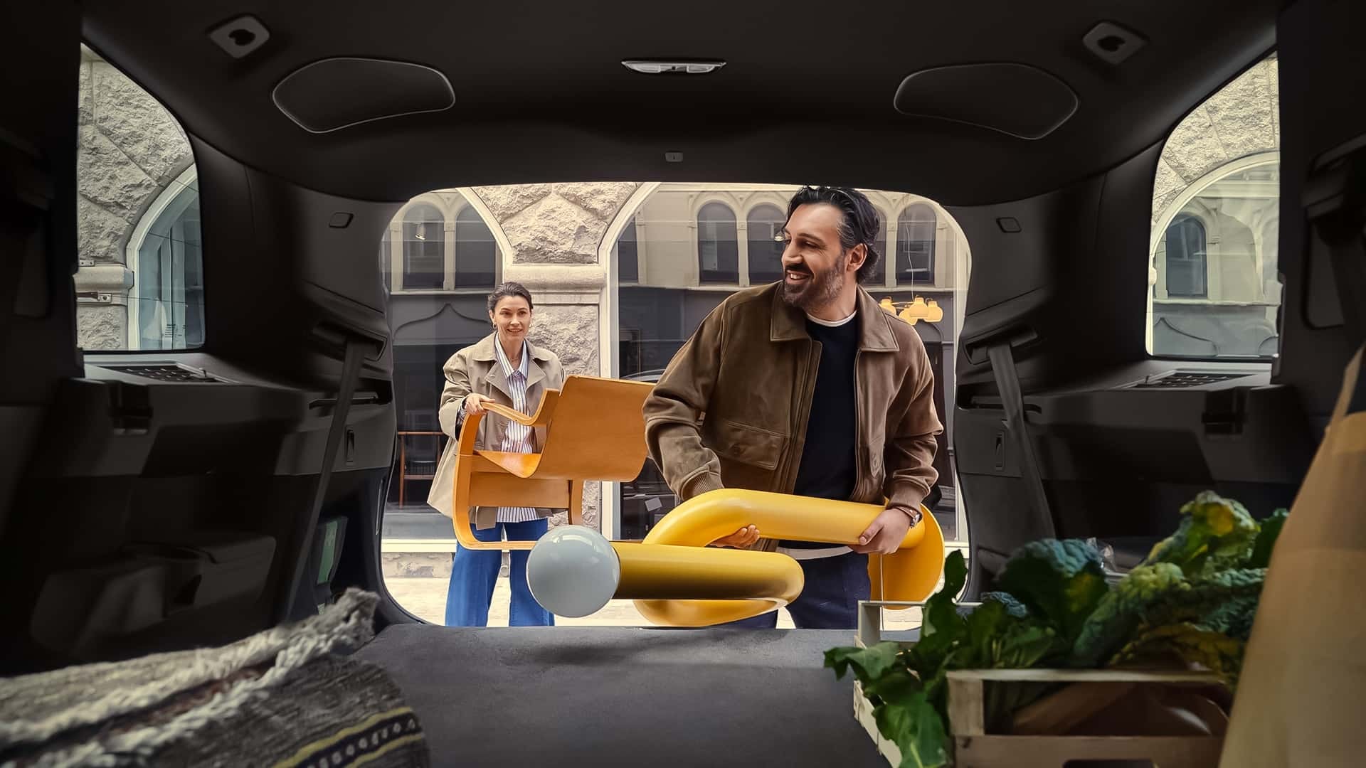 Vista frontal del Volvo XC90, con su característica parrilla y luces llamativas.