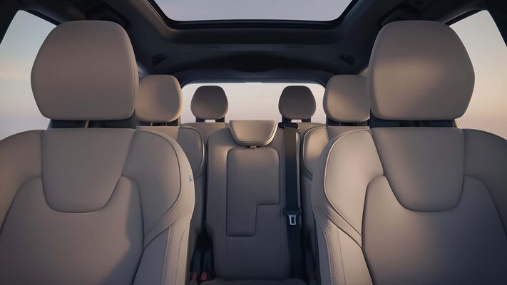 Interior del Volvo XC90, con un diseño moderno y asientos cómodos. Interior del Volvo XC90, con un diseño moderno y asientos cómodos.