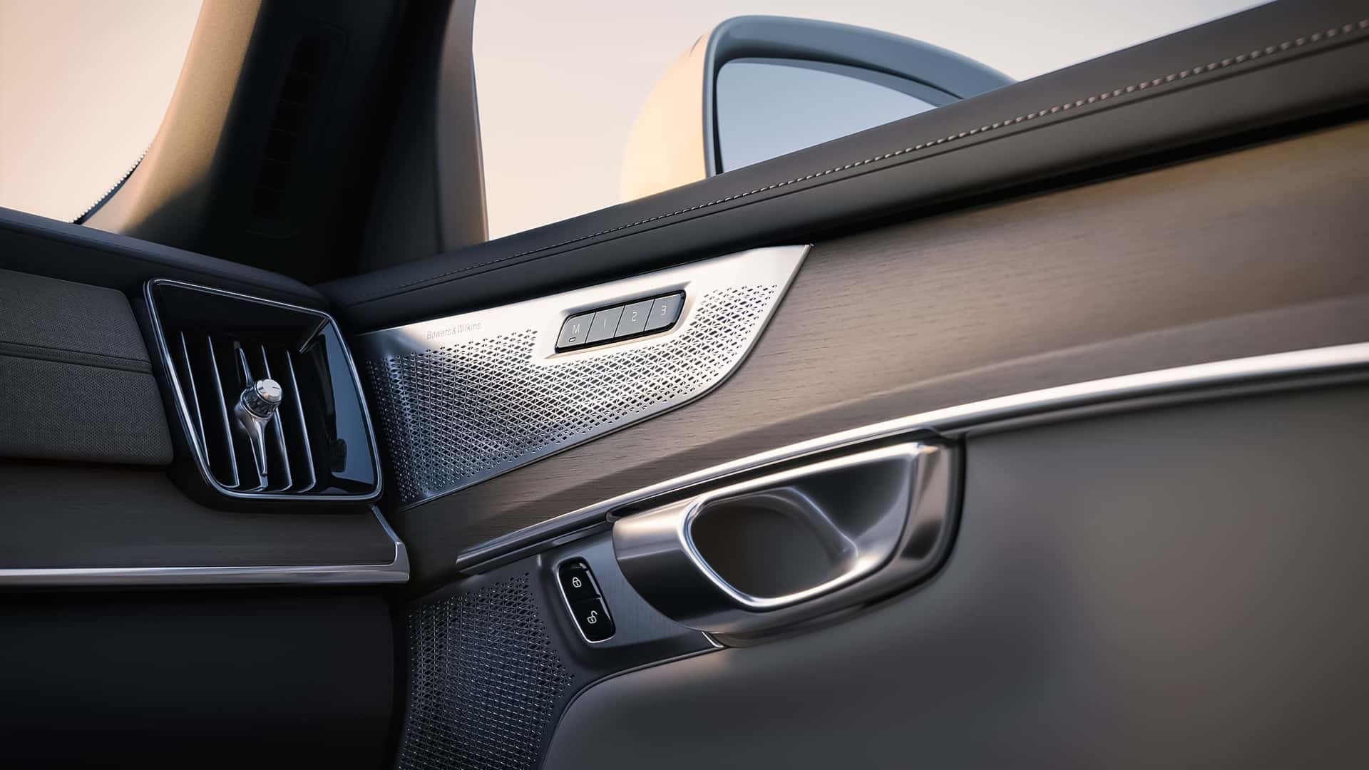 Detalle del acabado interior del Volvo XC90, reflejando calidad y diseño.