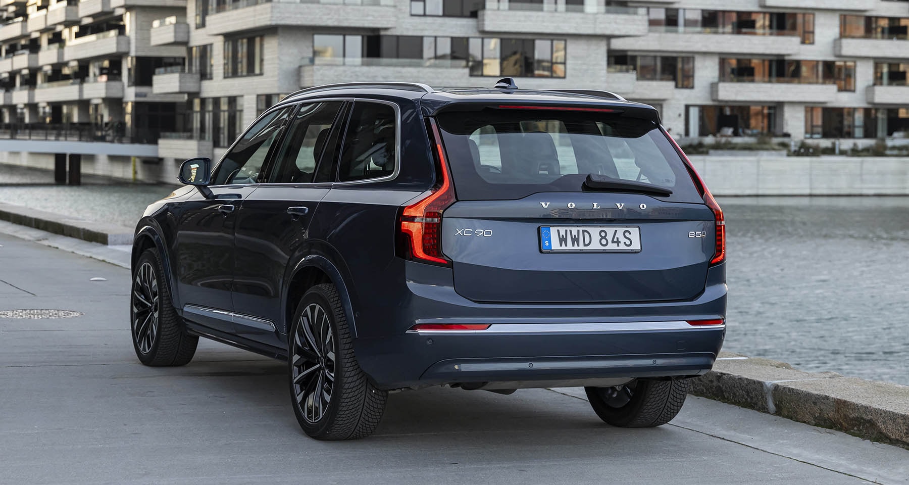 Vista trasera del Volvo XC90, donde se aprecian sus líneas modernas y elegantes.