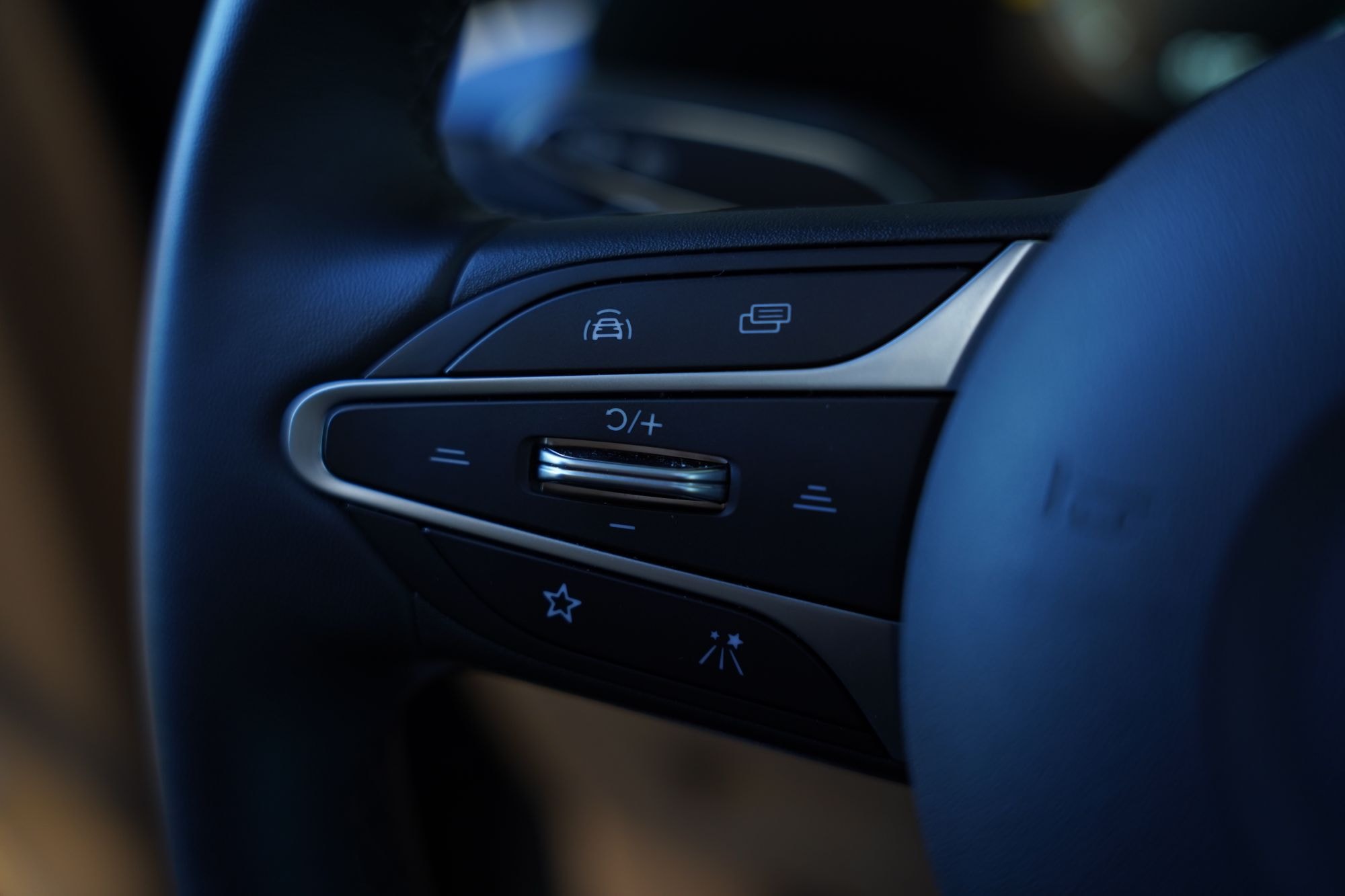 Detalles del interior trasero, enfatizando el lujo y confort.