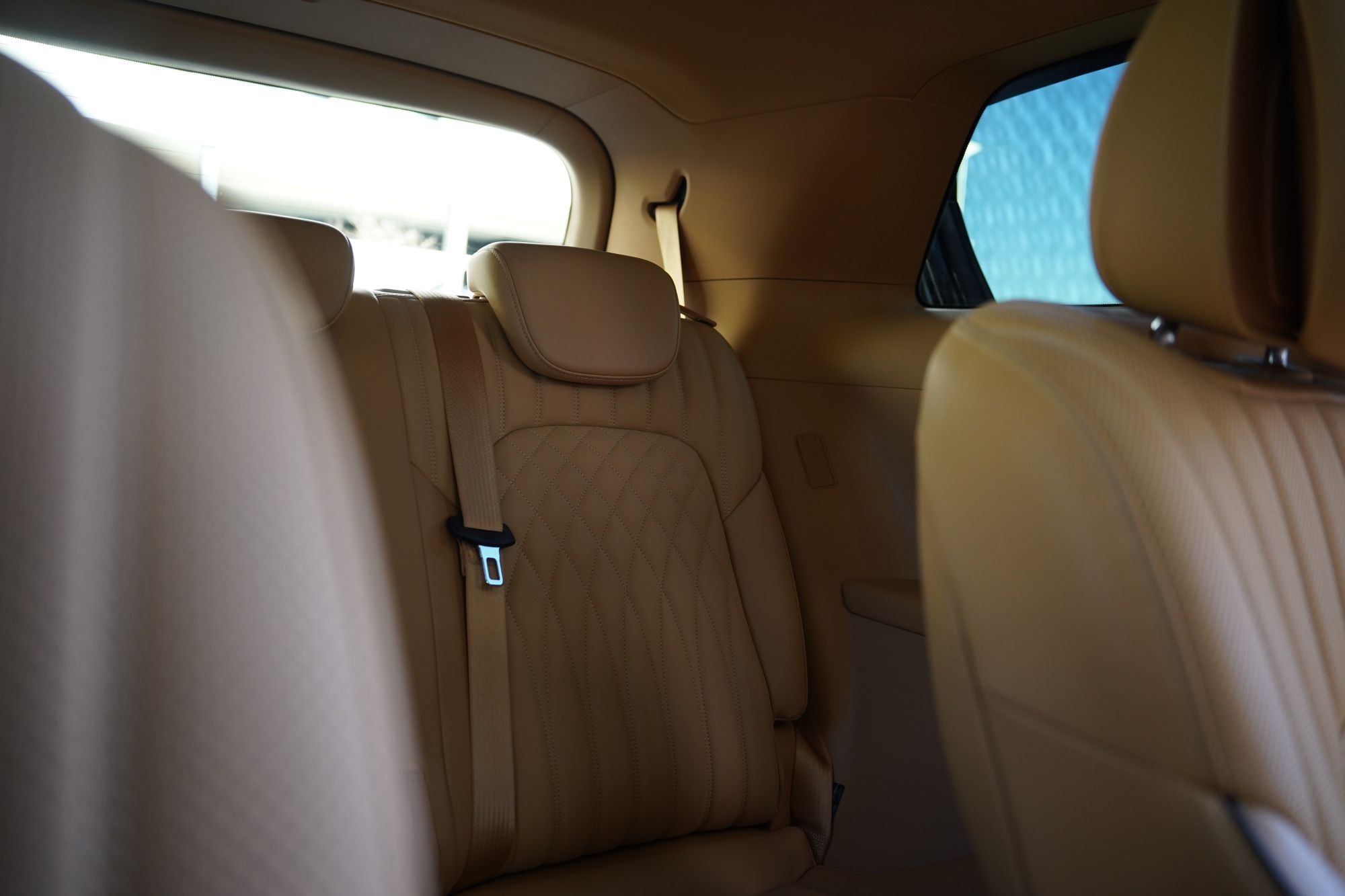 Asientos traseros de lujo, cómodos y bien diseñados para el confort.