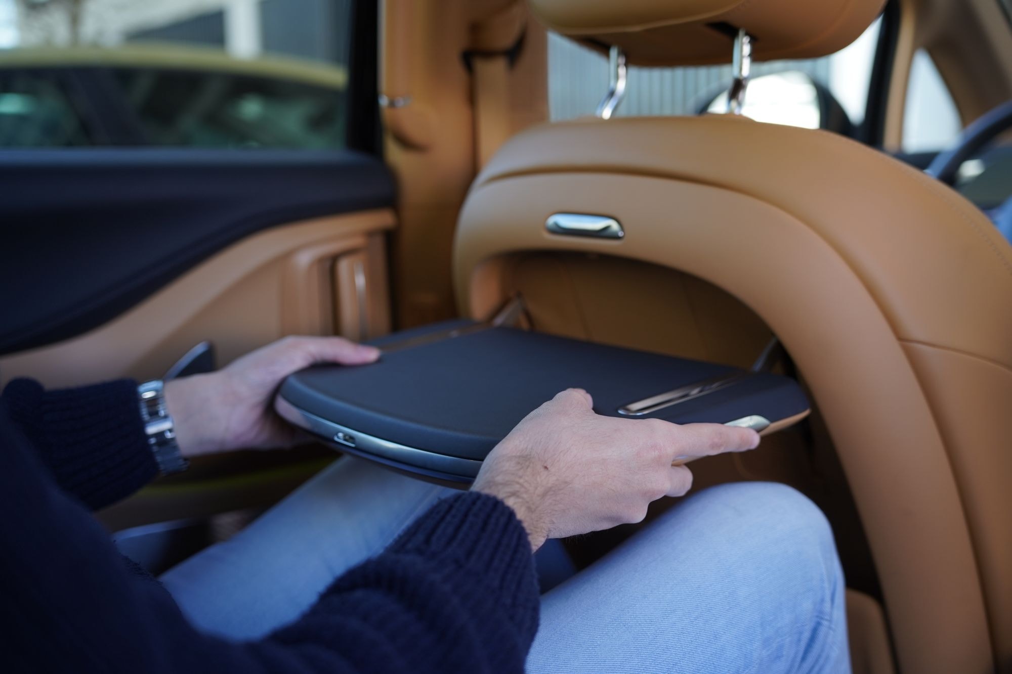 Botón de control eléctrico, facilitando el acceso y comodidad.