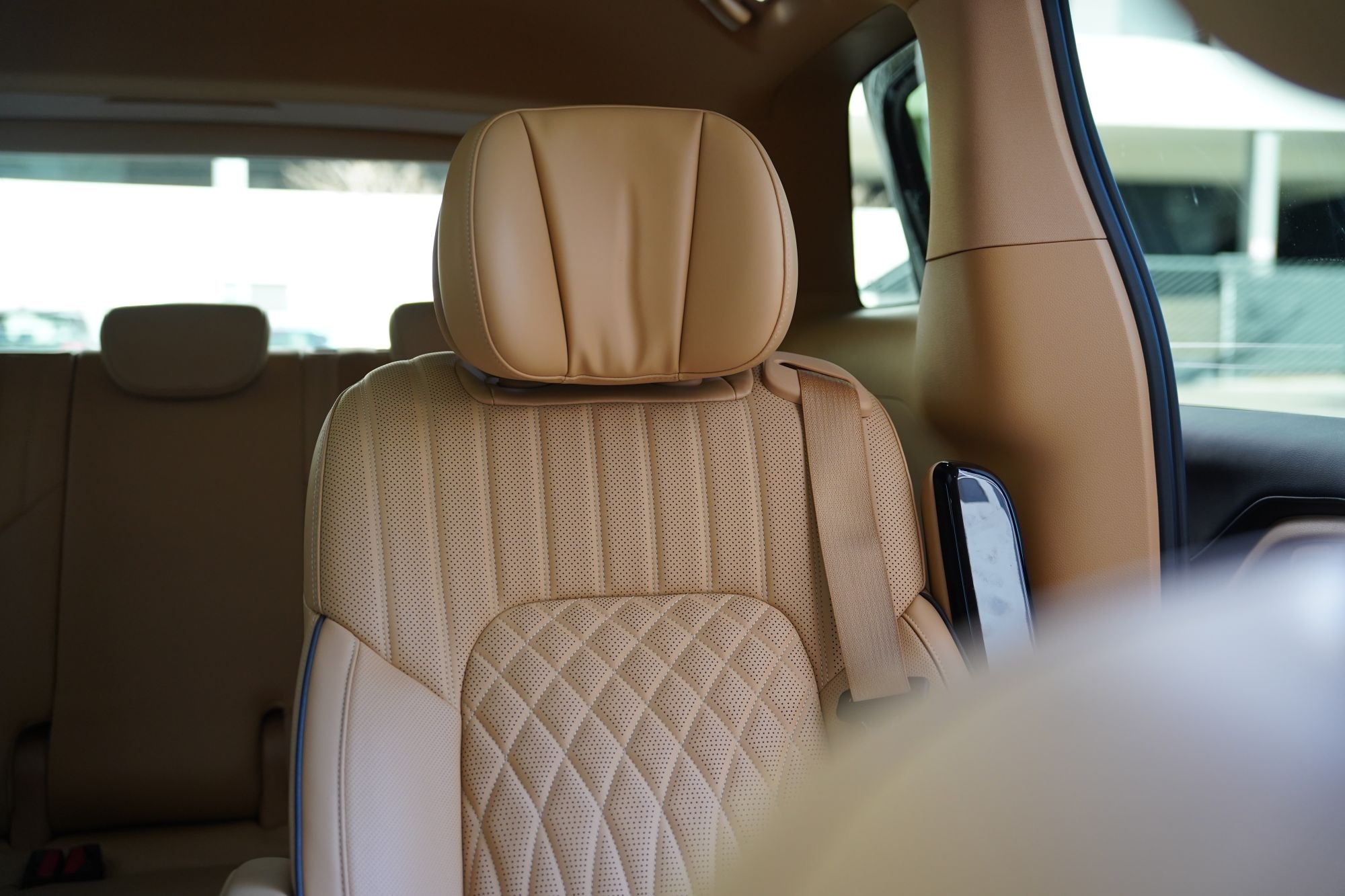 Control de asientos en el panel de la puerta, con diseño elegante.