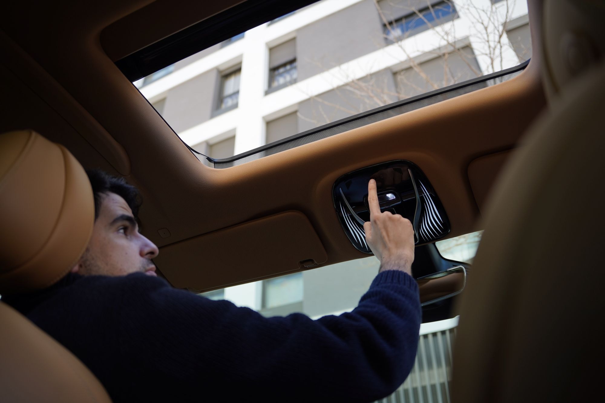 Ajuste del espejo por el conductor, mostrando comodidad y accesibilidad.