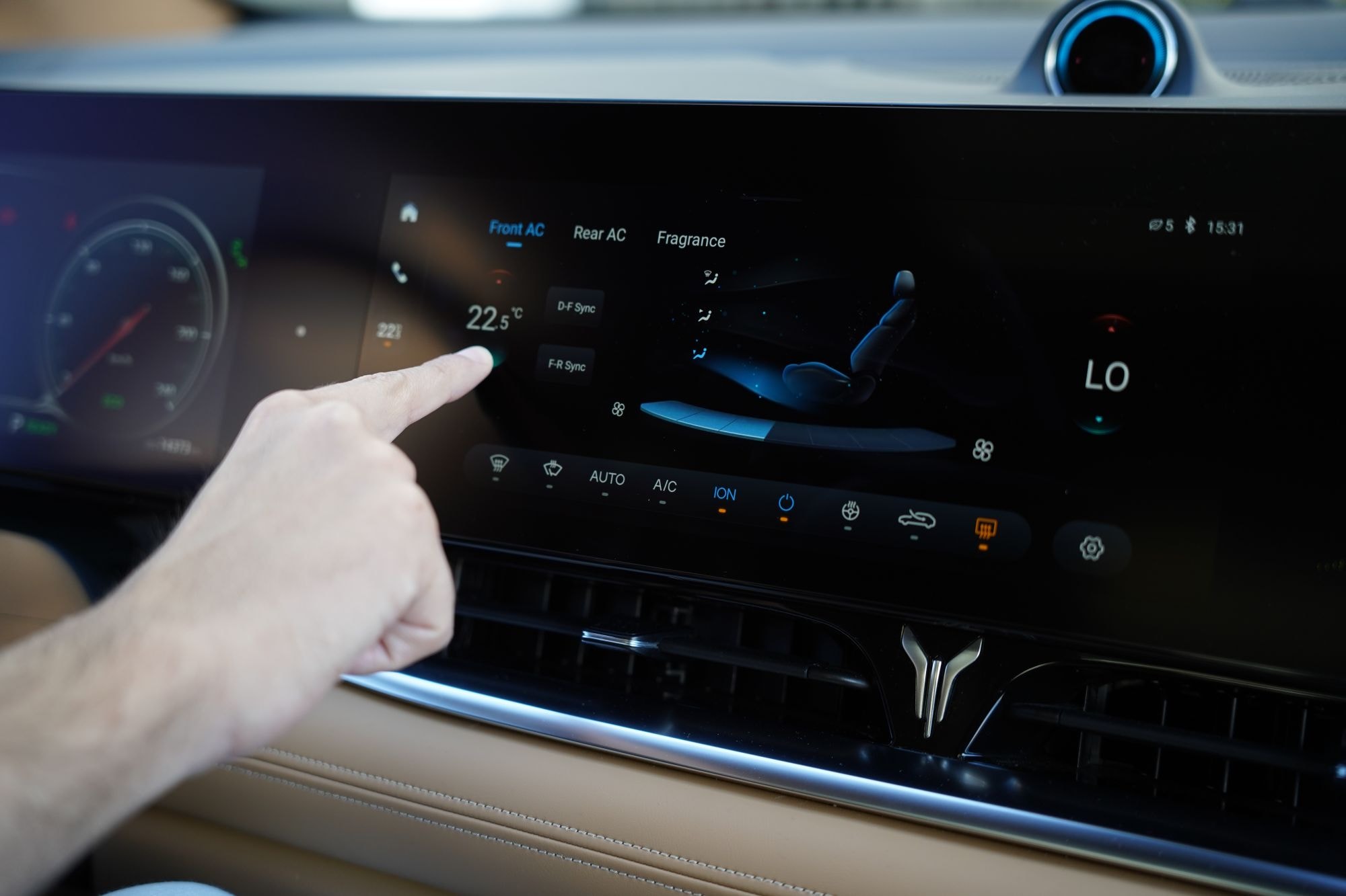 Impresionante vista lateral del VOYAH Dream mostrando líneas fluidas y elegantes.