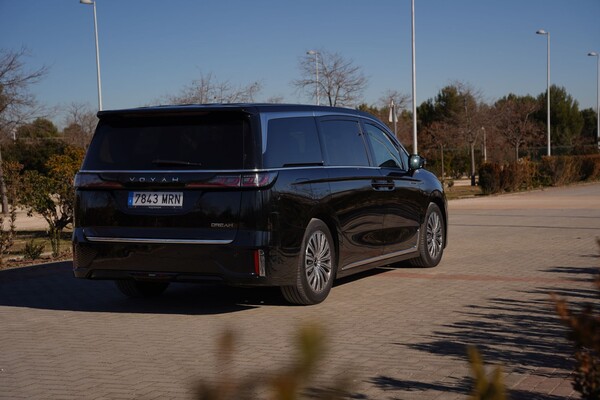 Vista trasera del VOYAH Dream mostrando su diseño sofisticado y moderno. Vista trasera del VOYAH Dream mostrando su diseño sofisticado y moderno.