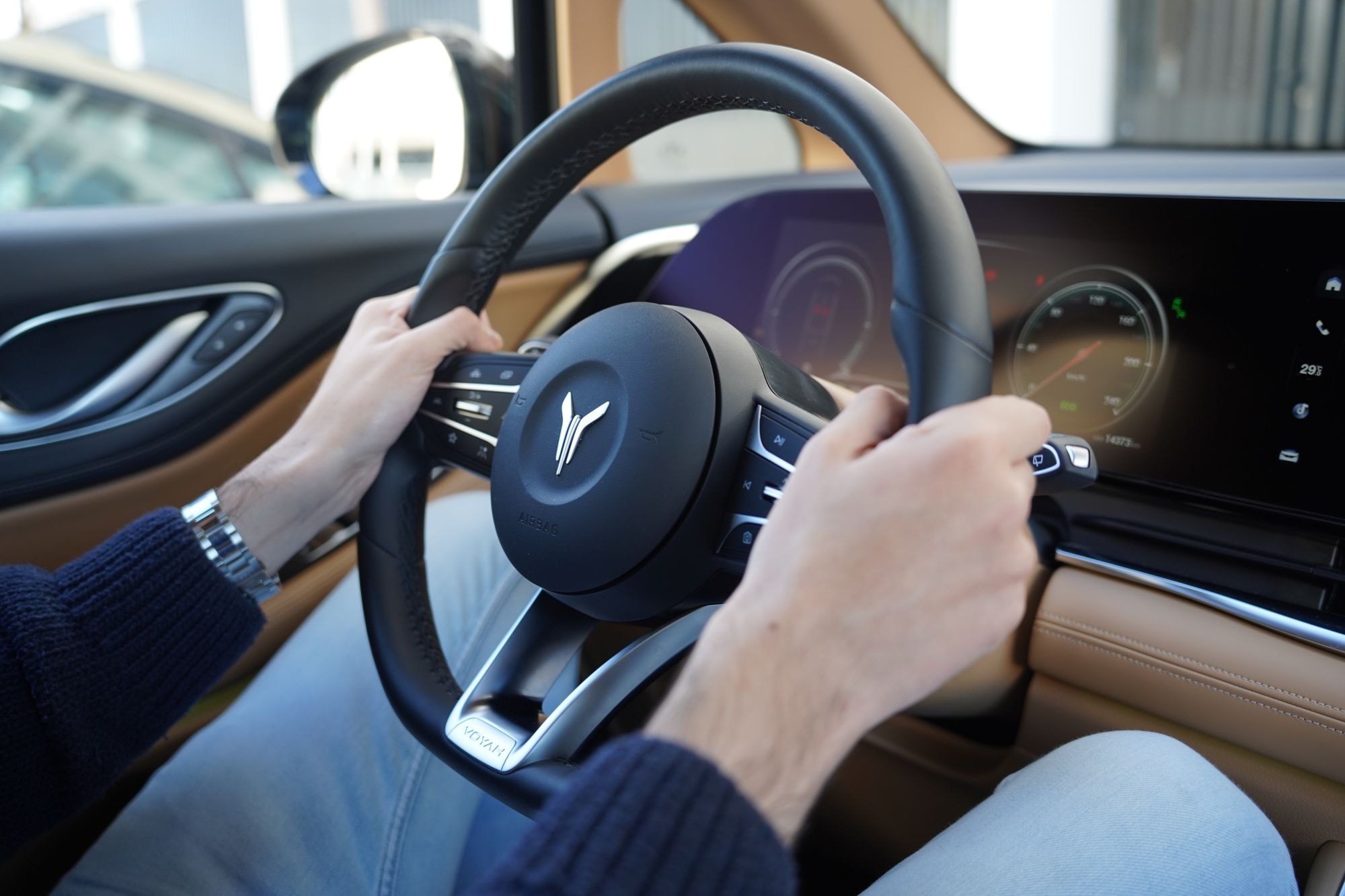 Otra perspectiva del interior trasero, destacando la comodidad y espacio.