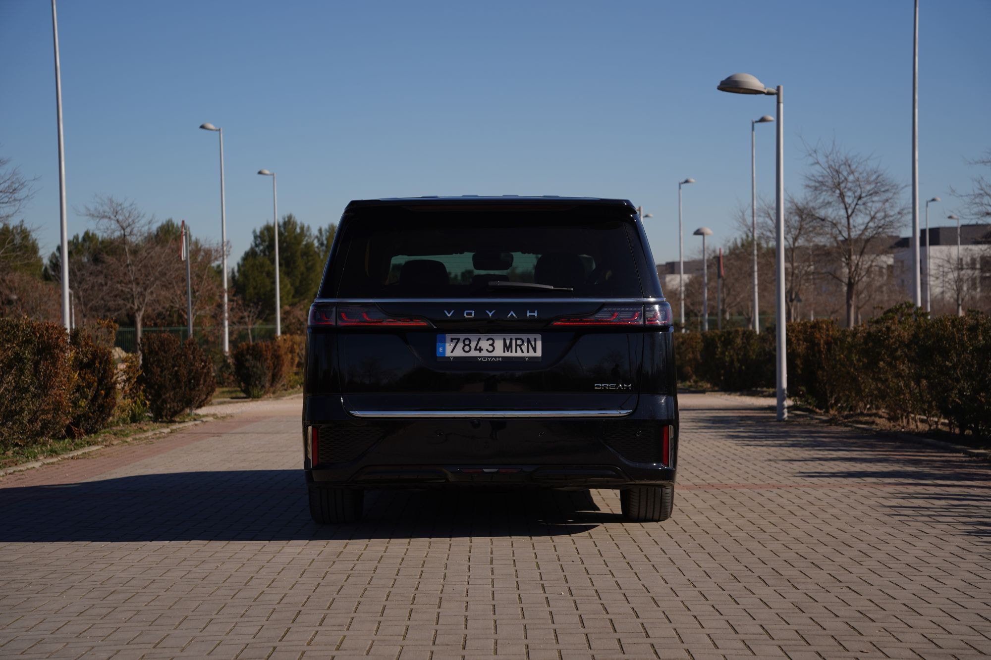 Conducción cómoda con un volante deportivo y moderno.