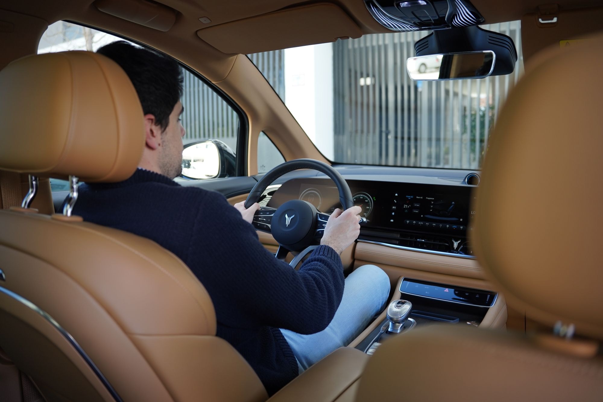 Pantalla de control intuitiva, que integra tecnología avanzada.