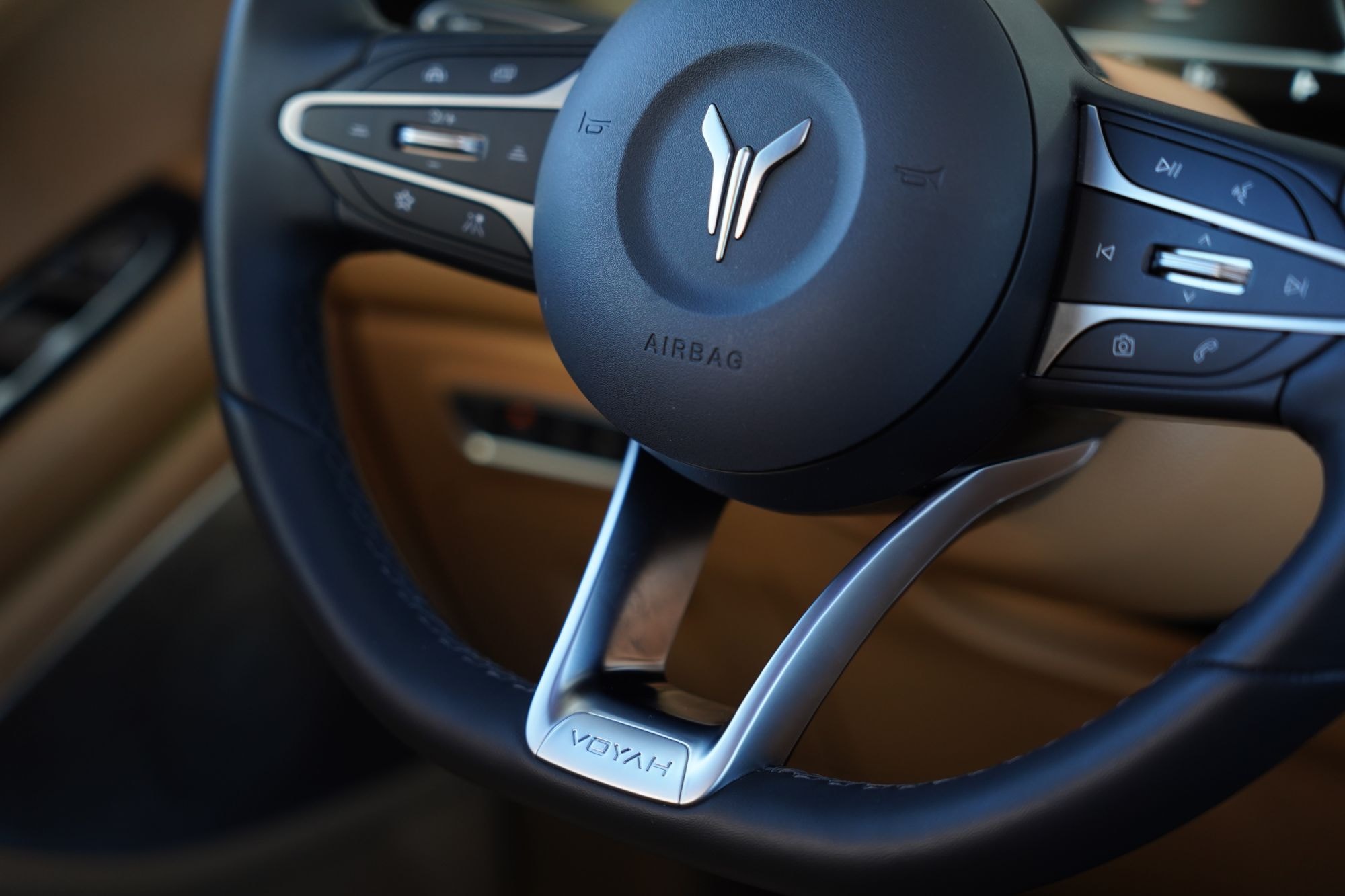 Respaldo del asiento delantero con un acabado sofisticado y cómodo.