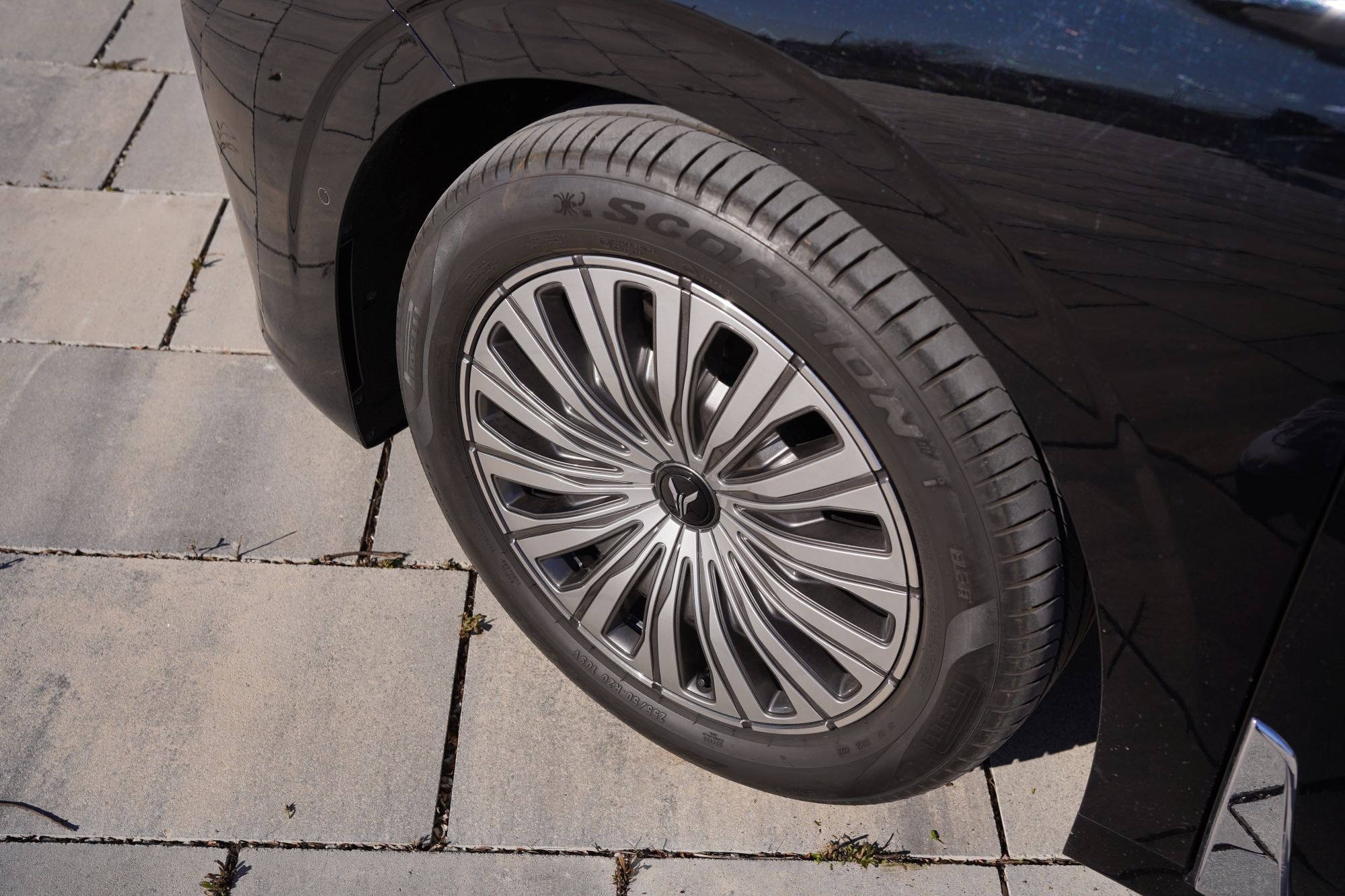 Vista cercana de la llanta del VOYAH Dream, destacando su diseño moderno y elegante.