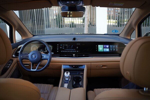 Techo solar del VOYAH Dream, aportando luz y frescura al interior. Techo solar del VOYAH Dream, aportando luz y frescura al interior.