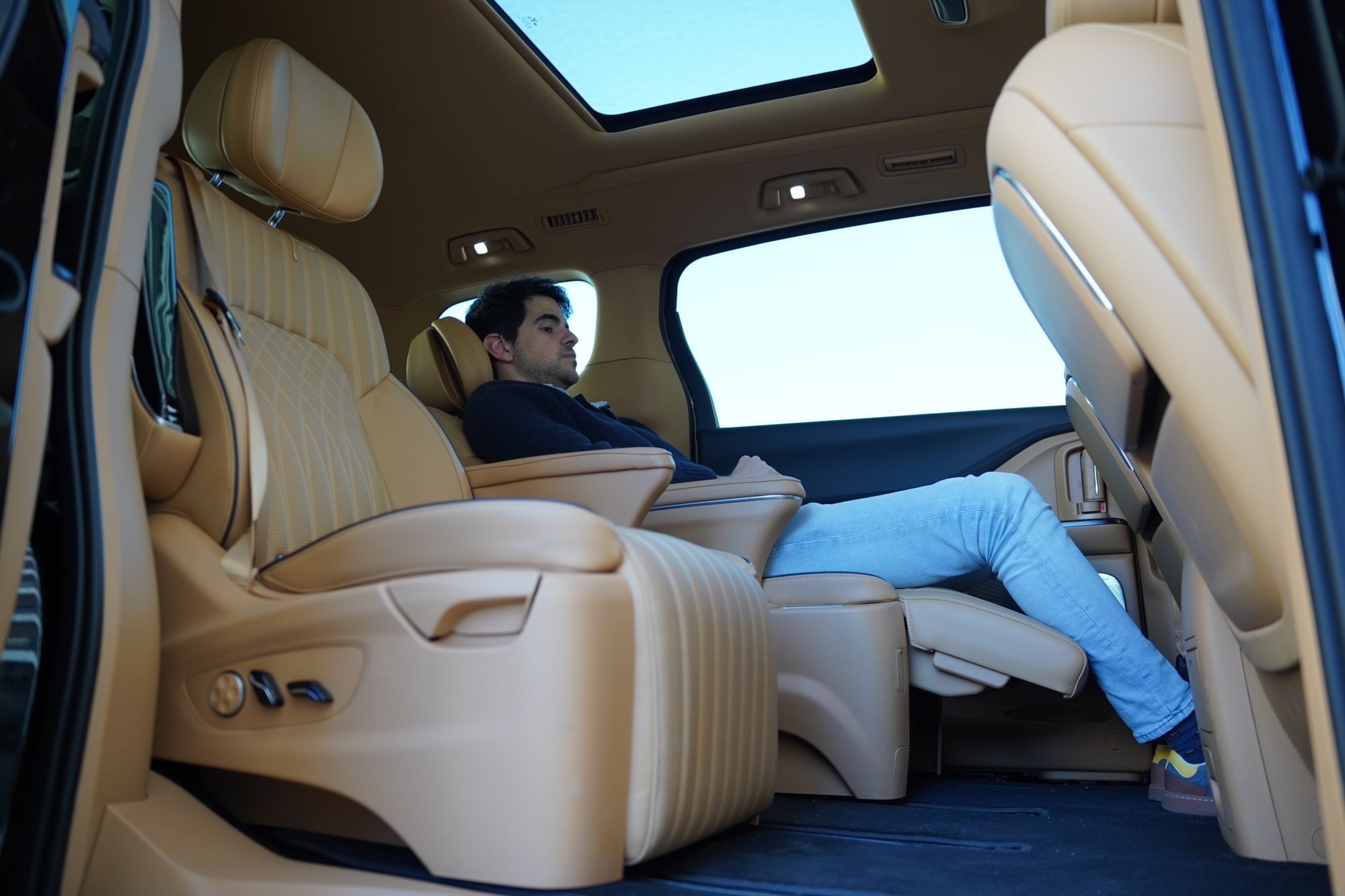 Volante con diseño ergonómico y controles intuitivos para el conductor.