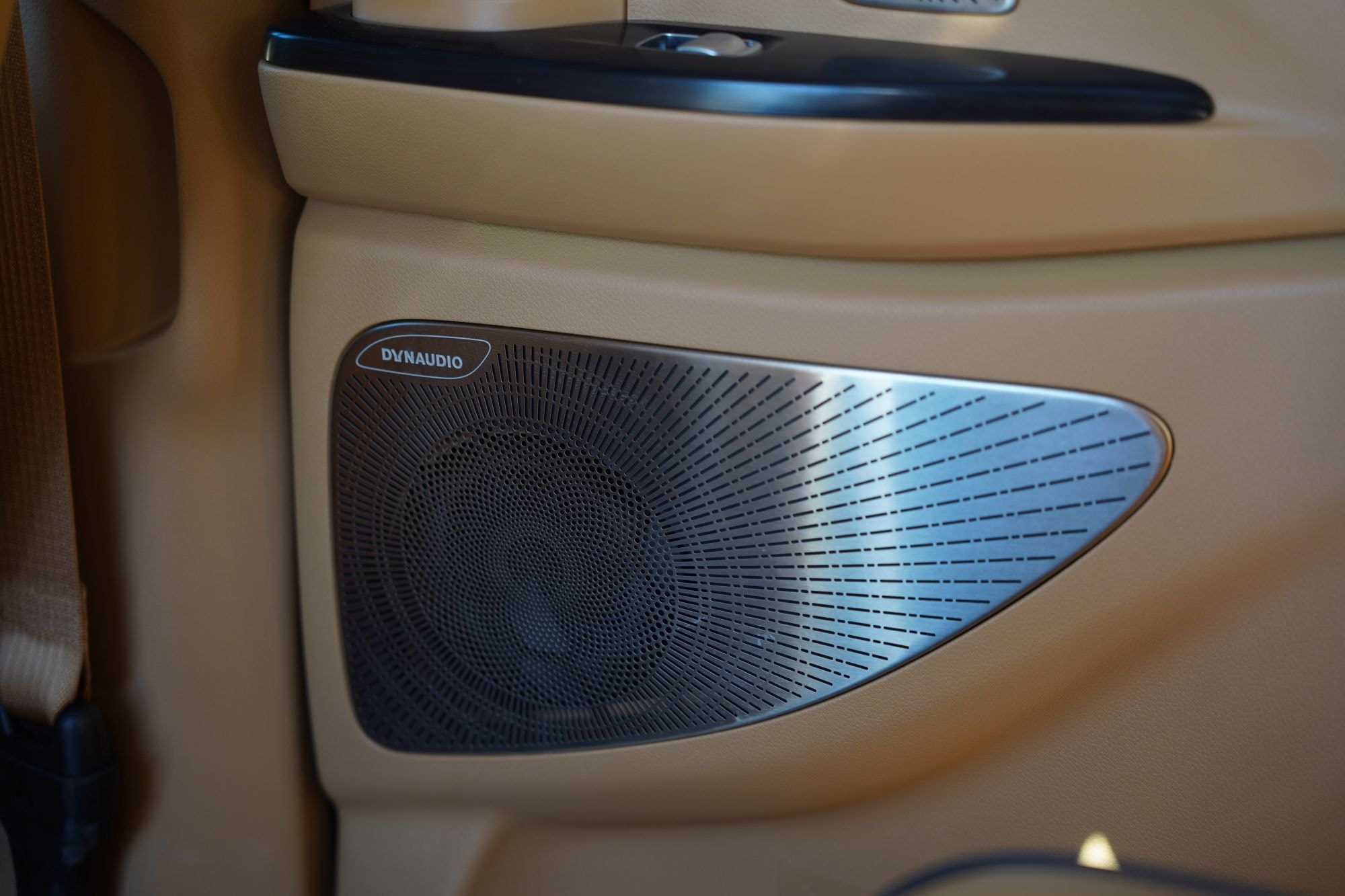 Detalles de conectividad en la consola central.