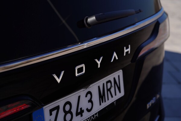 Otra vista lateral del VOYAH Dream en marcha. Otra vista lateral del VOYAH Dream en marcha.