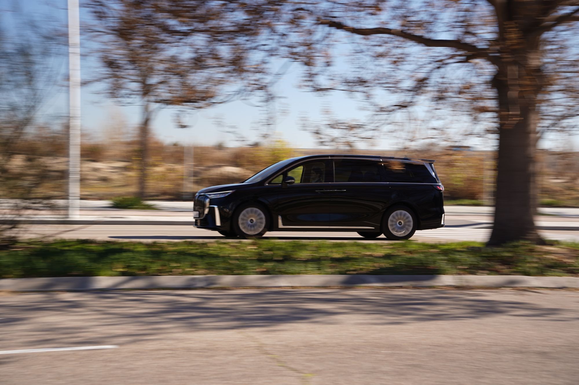 VOYAH Dream en acción, mostrando su dinamismo en la carretera.