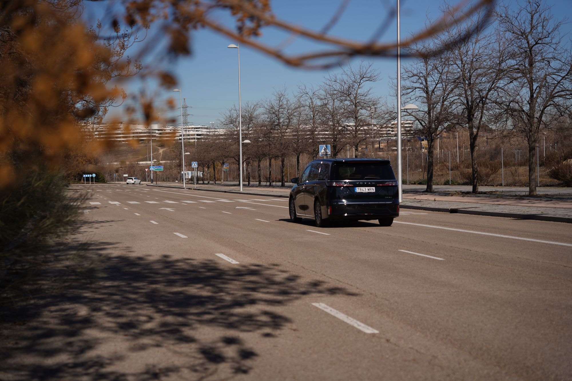 El VOYAH Dream destaca en este entorno urbano con su elegante silueta.