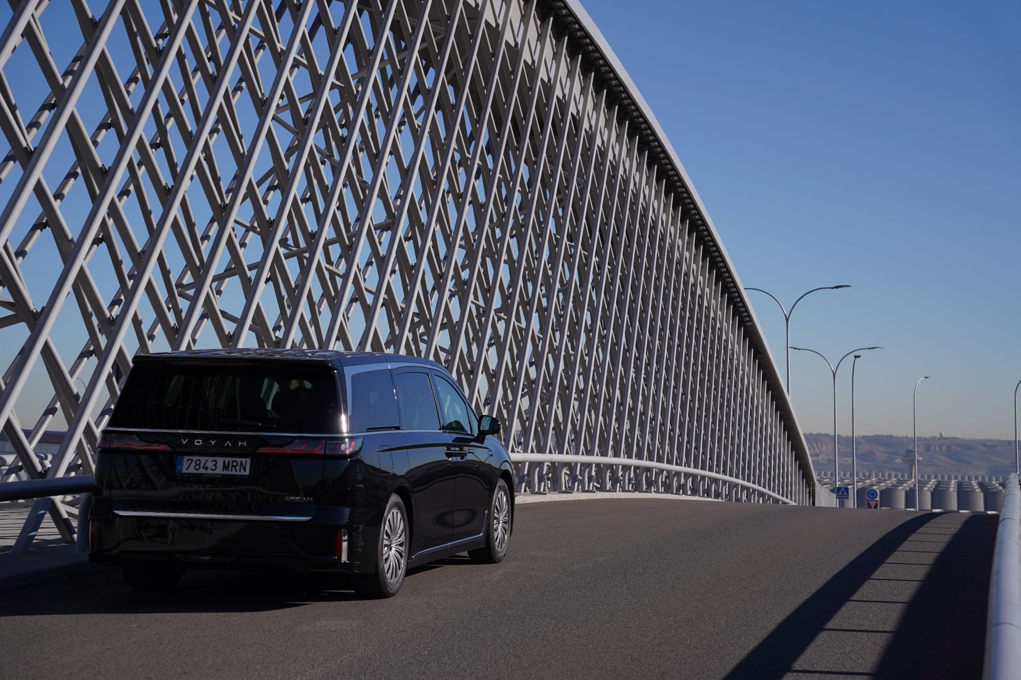 Vista frontal del VOYAH Dream, elegante y monumental.