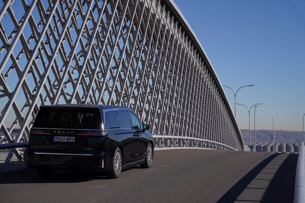 Vista frontal del VOYAH Dream, elegante y monumental. Vista frontal del VOYAH Dream, elegante y monumental.