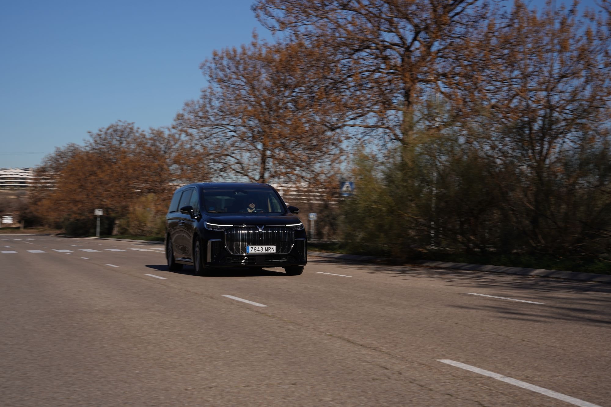 Frente del coche con un diseño robusto y distintivo.