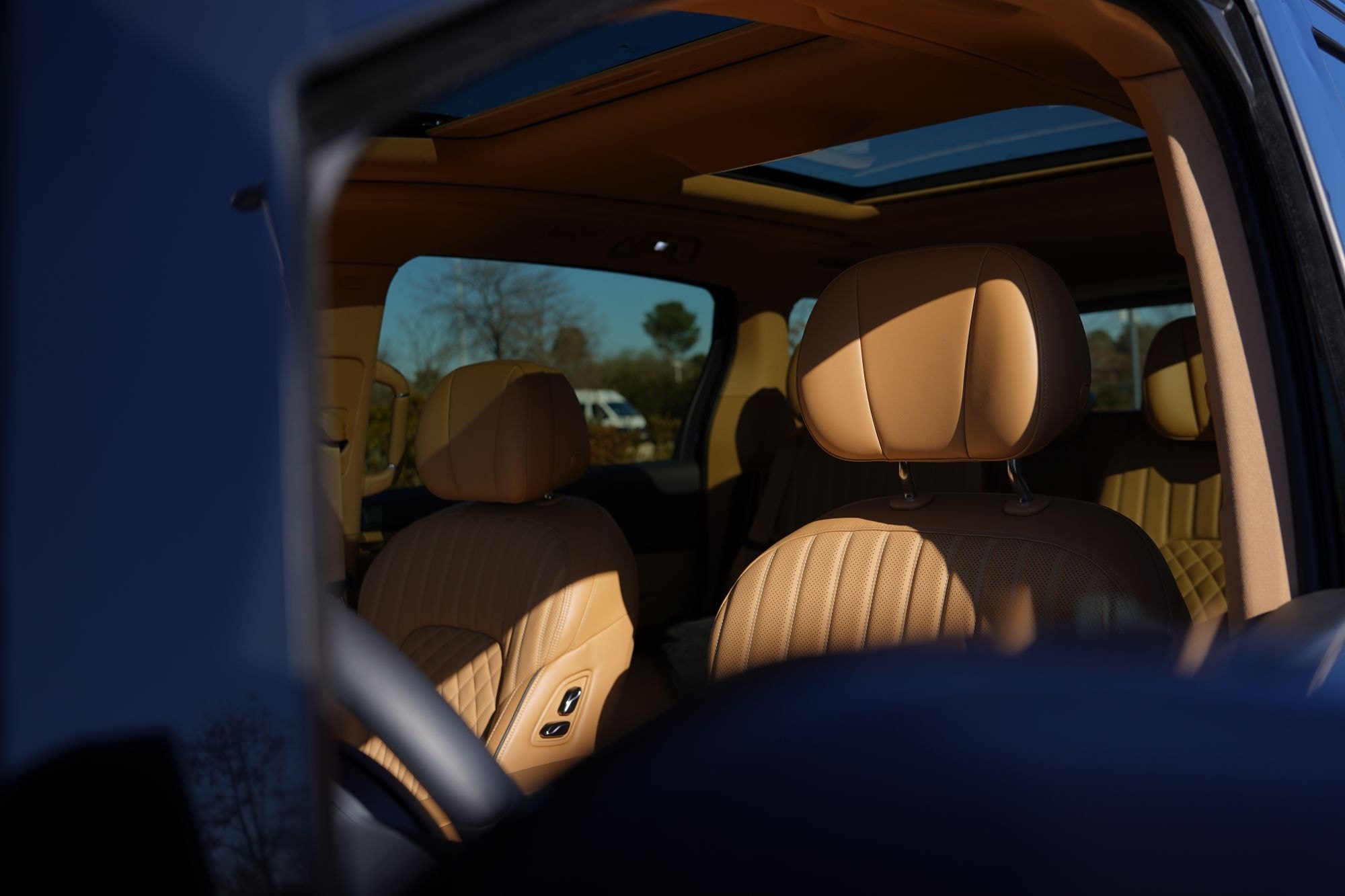 Vista lateral del VOYAH Dream, resalta su diseño elegante.