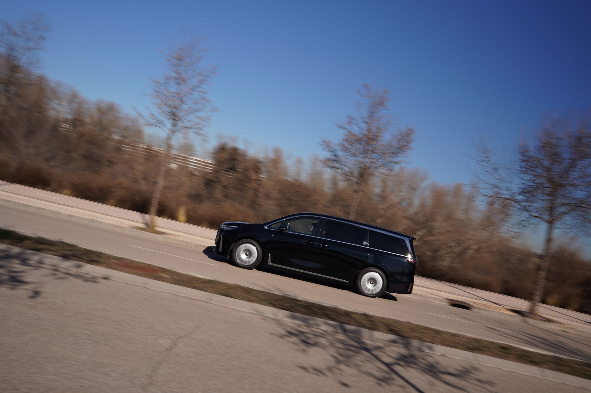 El VOYAH Dream avanzando con confianza sobre el puente.