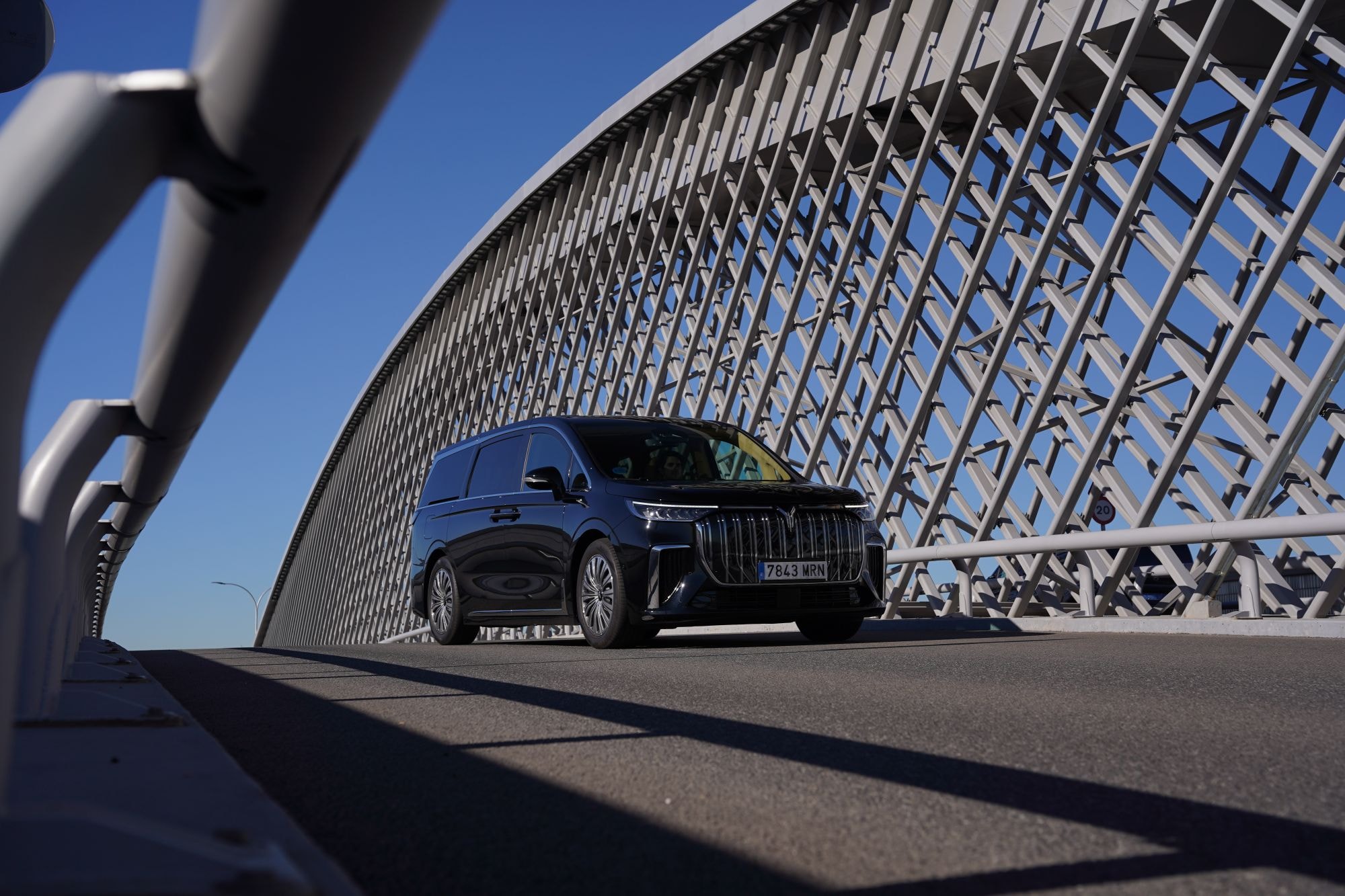 El VOYAH Dream cruzando un puente con un diseño audaz.