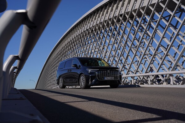 El VOYAH Dream cruzando un puente con un diseño audaz. El VOYAH Dream cruzando un puente con un diseño audaz.