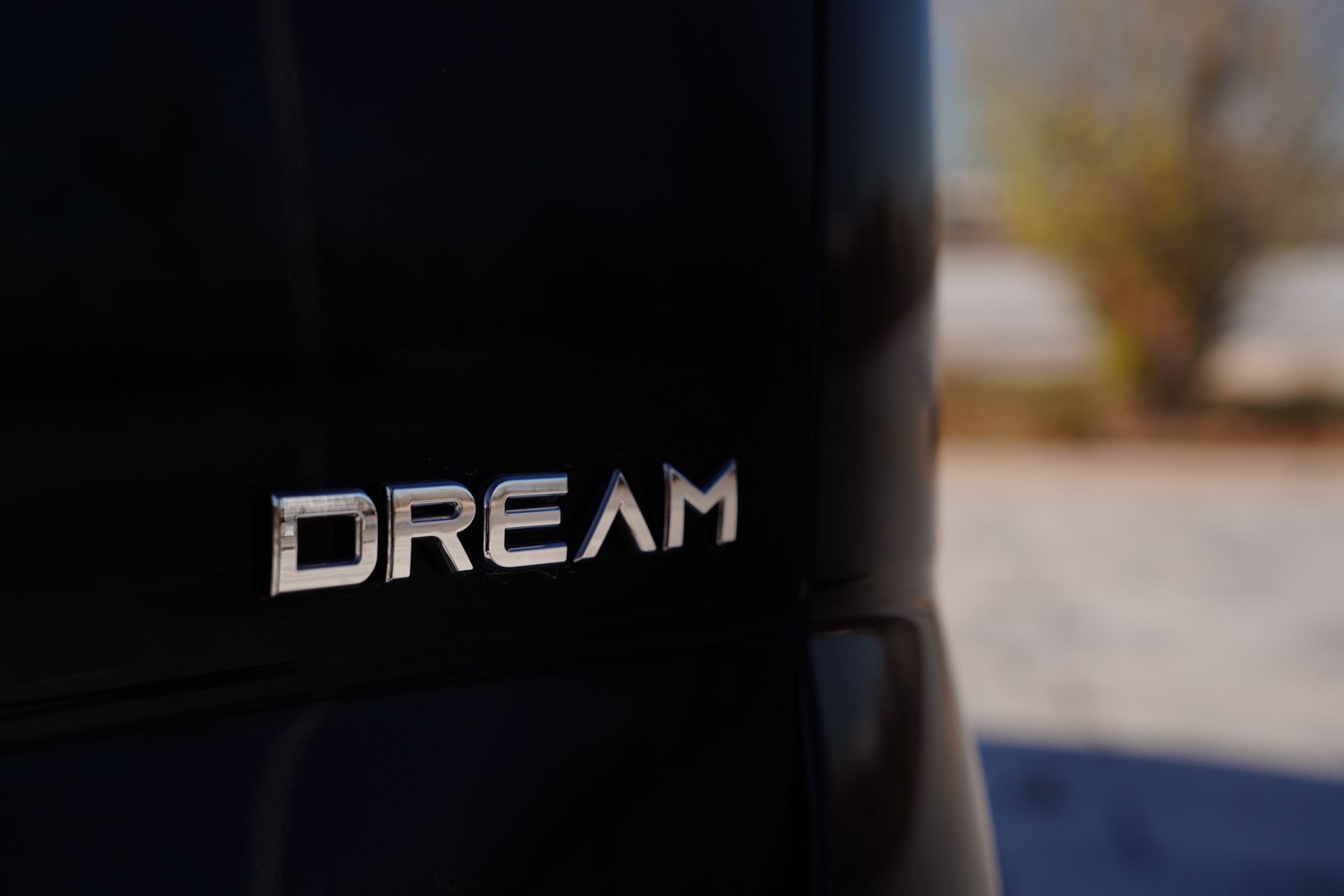 Vista trasera dinámica del VOYAH Dream en plena acción.