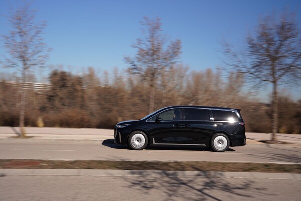 Vista trasera del VOYAH Dream en un puente moderno. Vista trasera del VOYAH Dream en un puente moderno.