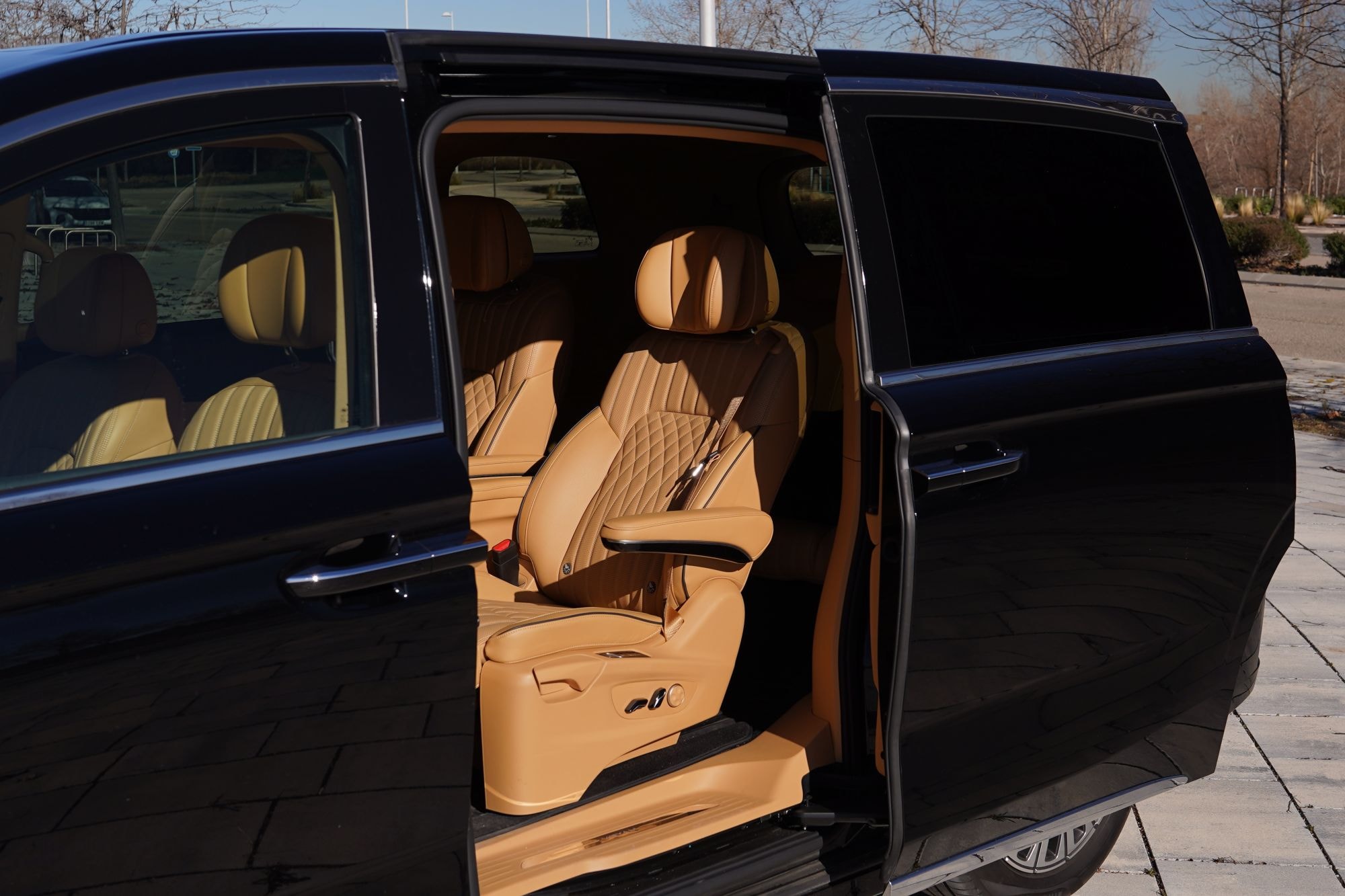 Vista frontal del VOYAH Dream, destacando su elegante parrilla.