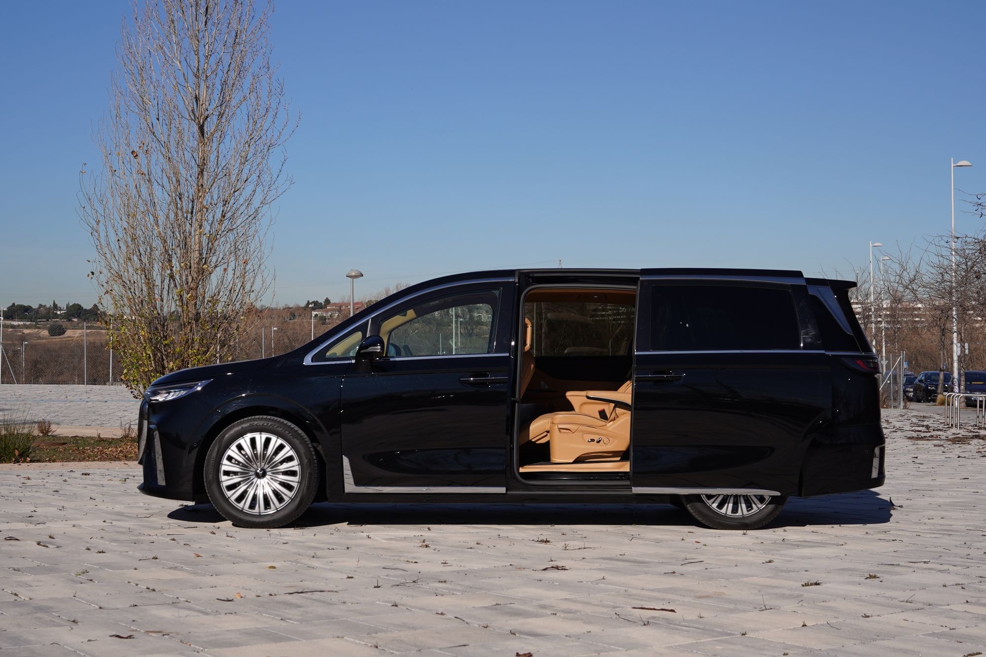 Detalle de la llanta del VOYAH Dream, que complementa su diseño.