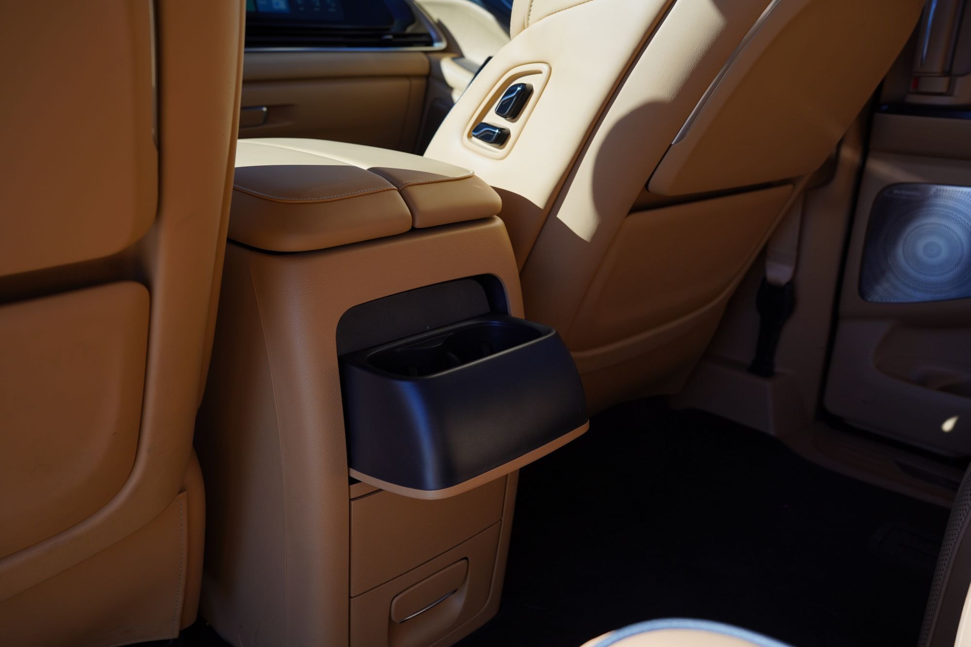 Vista interior del VOYAH Dream mostrando la mesa retráctil.